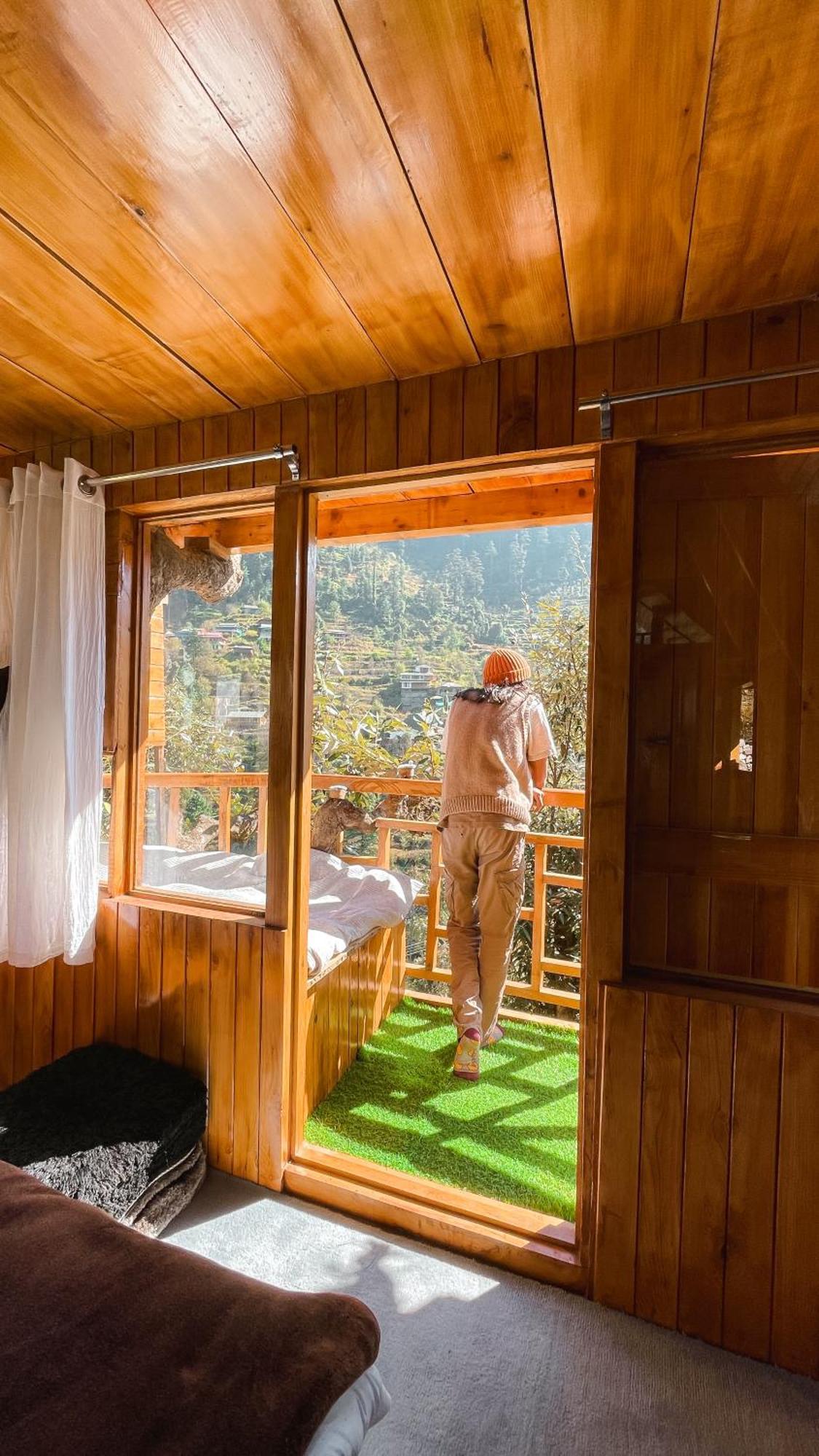 Little Wood Treehouse Villa Jibhi Room photo